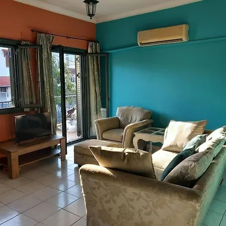 Beachside Retro Apartment *